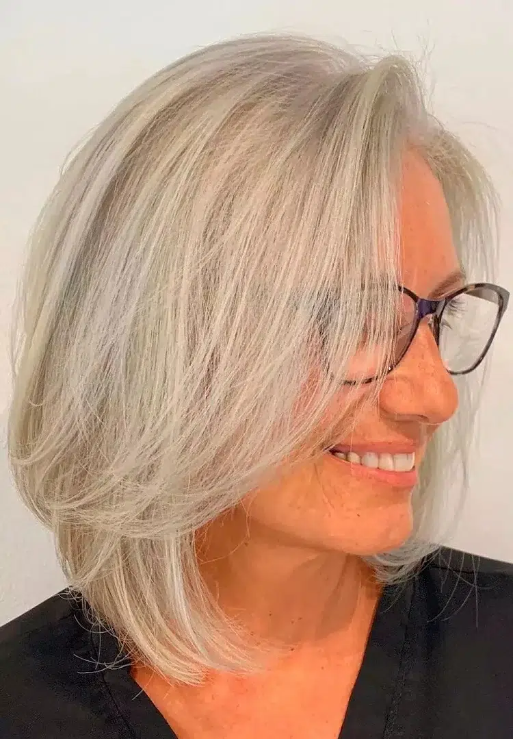  idées de cheveux mi longs gris avec lunettes femme 60 ans 2023