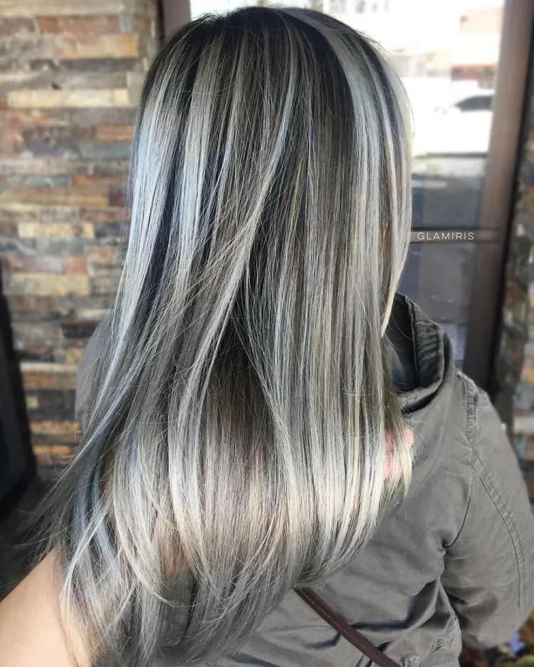 mèches blond platine sur cheveux gris