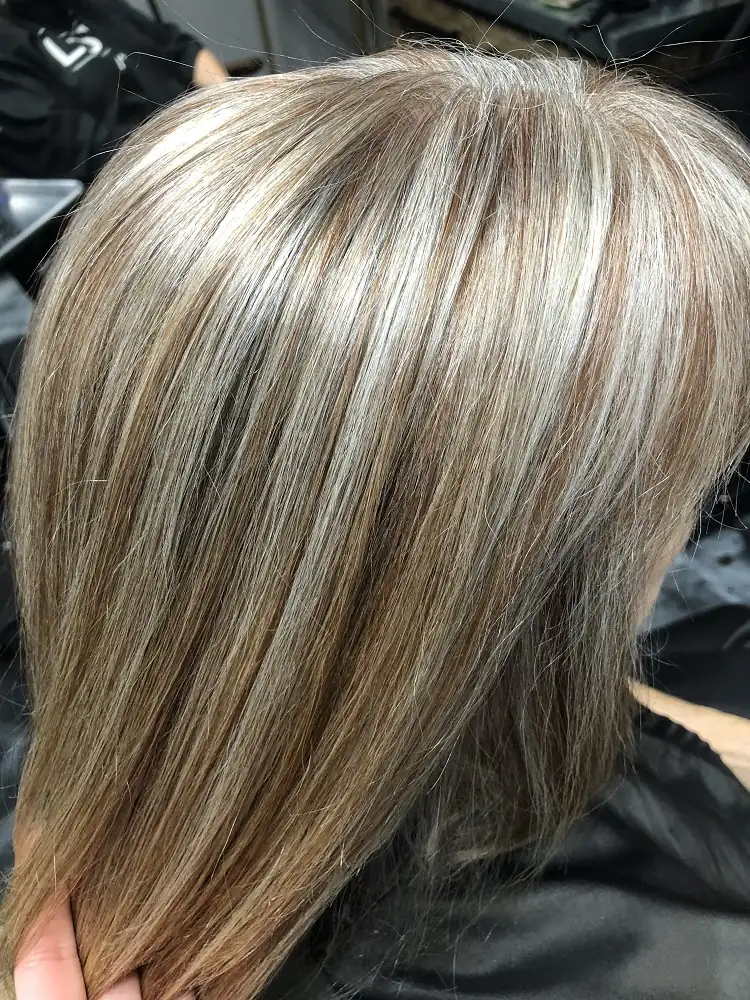 mèches blondes sur cheveux gris