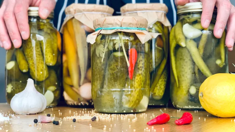 pickles de légumes réutiliser la saumure des cornichons bienfaits vinaigrer marinade pas jeter frigo