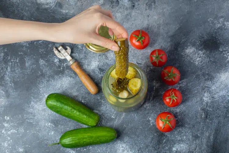 réutiliser la saumure des cornichons pour vinaigrer les salades marinade pickles gueule de bois jus