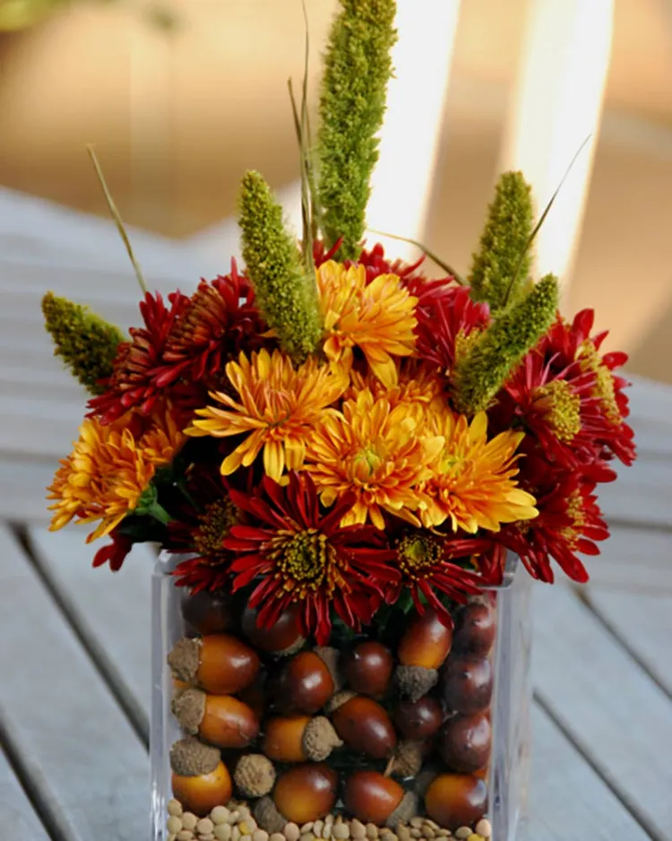 vase d'automne avec fleurs et glands décoration d'automne avec des glands idées diy faire soi meme éléments