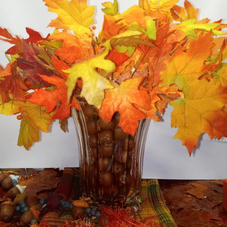 vase décoratif d'automne avec glands déco idées diy faire soi meme éléments nature couronne guirlande faciles