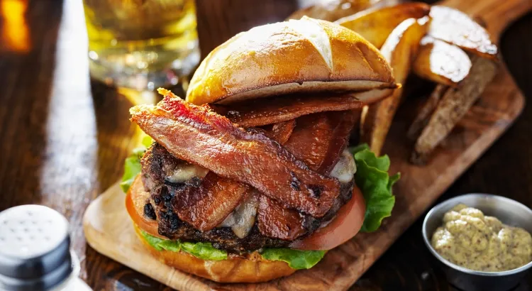 aliments nocifs pour le foie cheeseburger viande rouge frites graisses saturées remplacer fibres