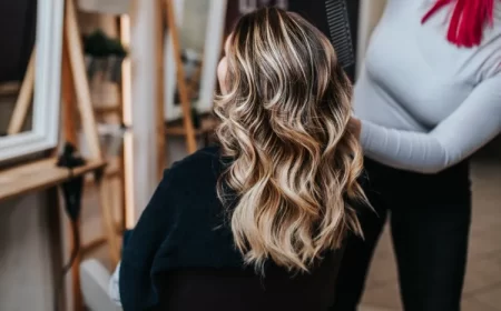 balayage pour femme 50 ans blond sur brun cheveux longs shutterstock
