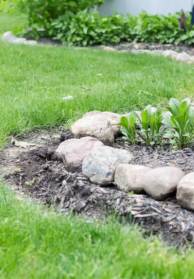 bordure jardin pierres naturelles pour délimiter la pelouse du potager