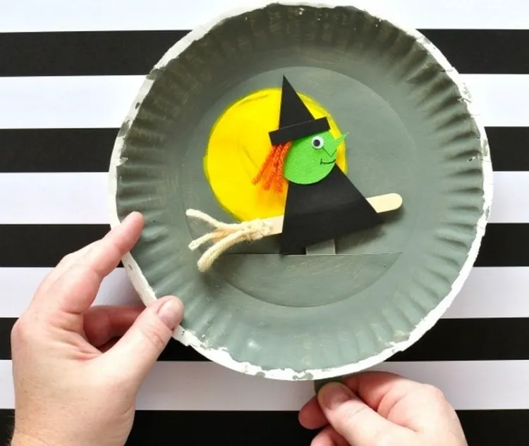 bricolage halloween facile en papier matériel récup assiette en carton sorcière