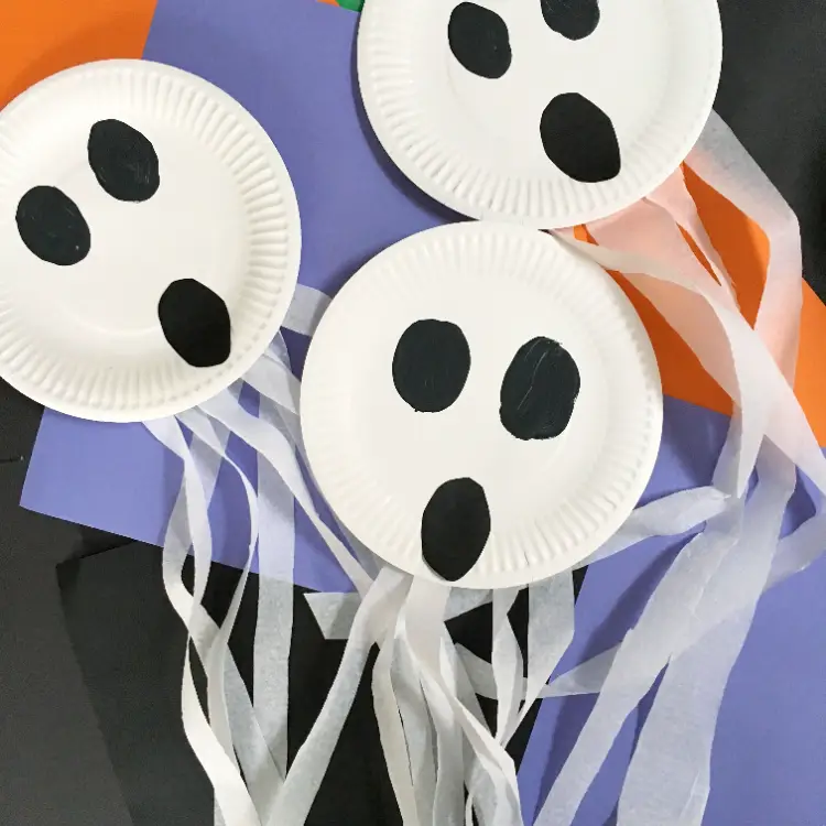bricolage halloween facile en papier matériel récup fantomes assiettes en carton