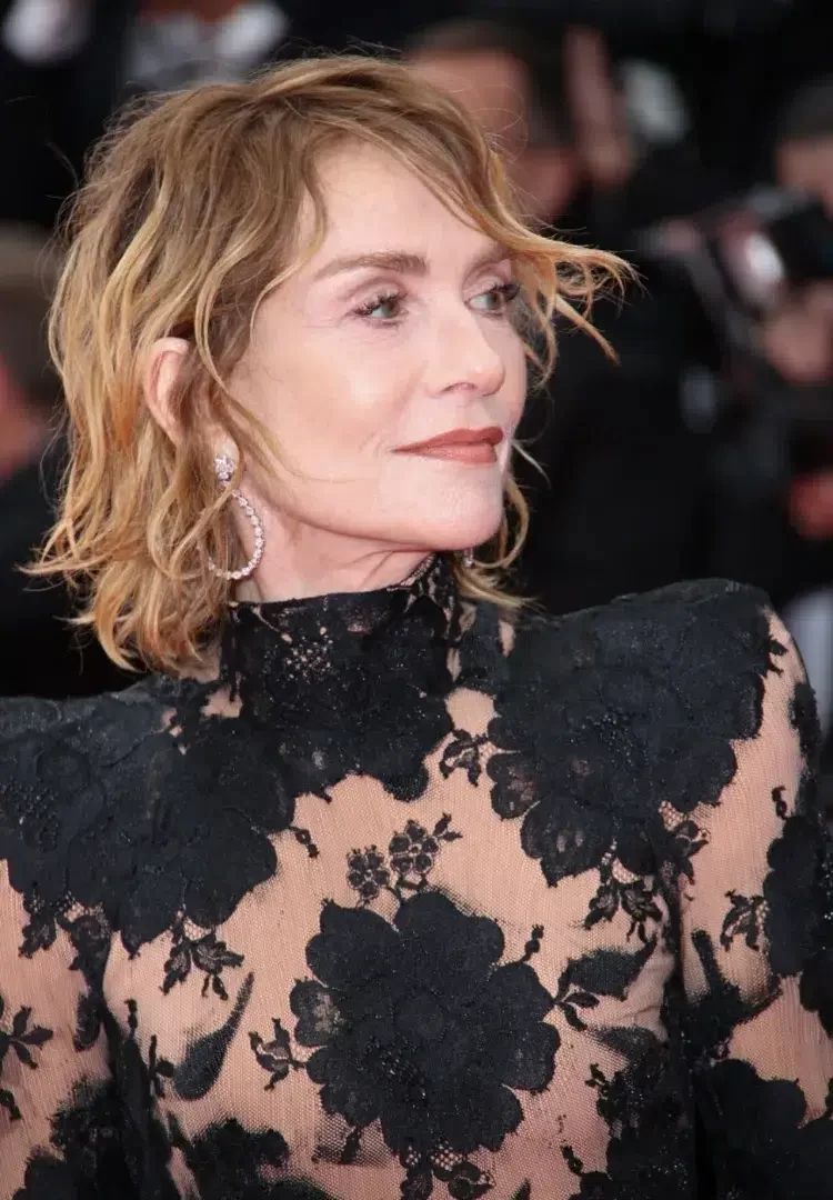 carré blond wavy dégradé isabelle huppert effet mouillé wet hait tendance coupe courte femme 70 ans