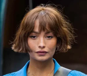 carré court dégradé effilé plongeant avec frange rideau coupe volumineuse femme visage rond tendance 2023