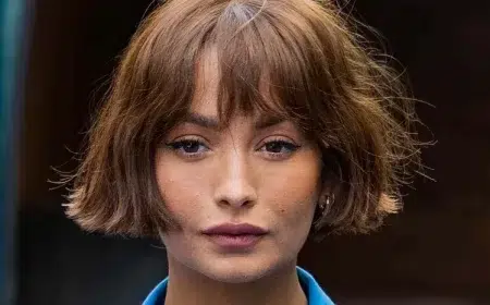 carré court dégradé effilé plongeant avec frange rideau coupe volumineuse femme visage rond tendance 2023