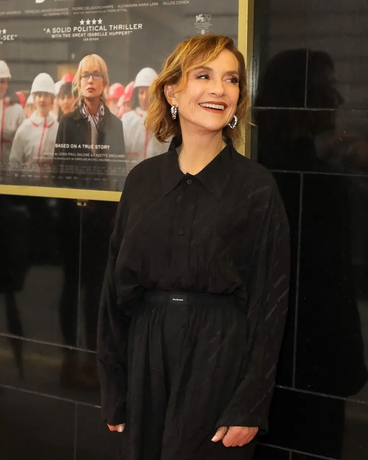 carré court dégradé isabelle huppert blond frange rideau effet mouillé cheveux femme 70 ans