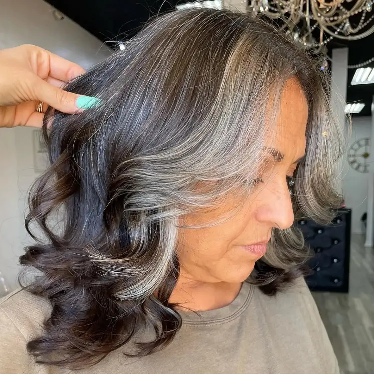 cheveux gris mèches brunes