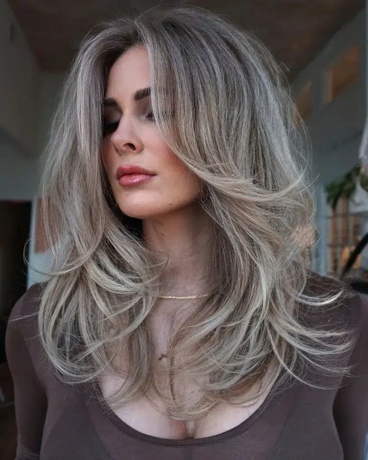 comment coiffer les cheveux blancs ou gris idées coupe coiffure pour cacher les racines blanches femme