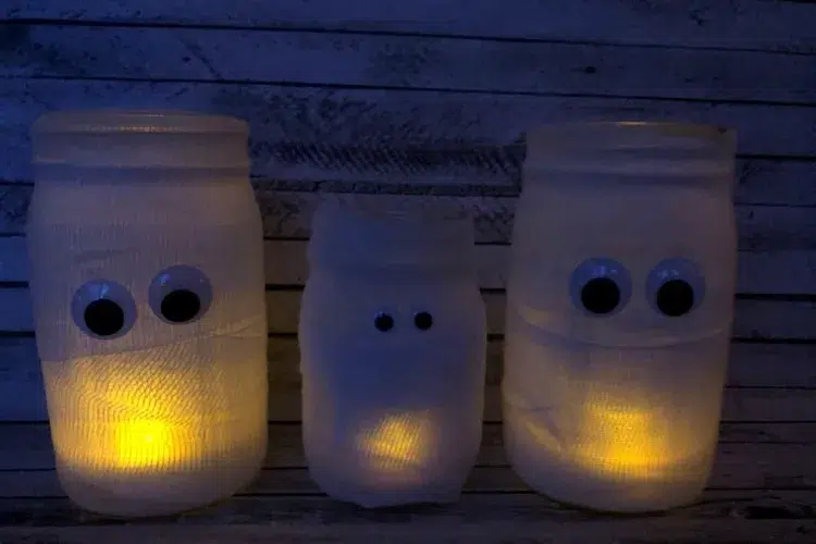 comment décorer son intérieur pour halloween idée peu coûteuse momies avec des bocaux en verre