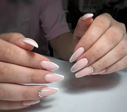 comment faire une manucure française en v nail art avec strass tendance