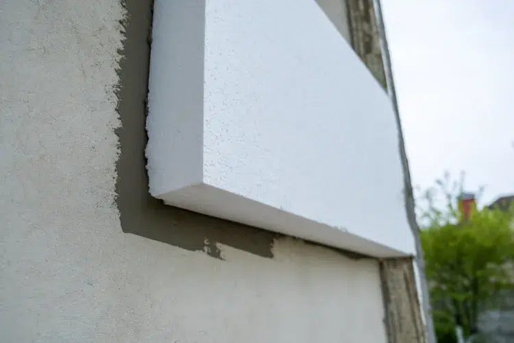 comment isoler les murs extérieurs poser panneaux mousse polystirène colle mortier fixer