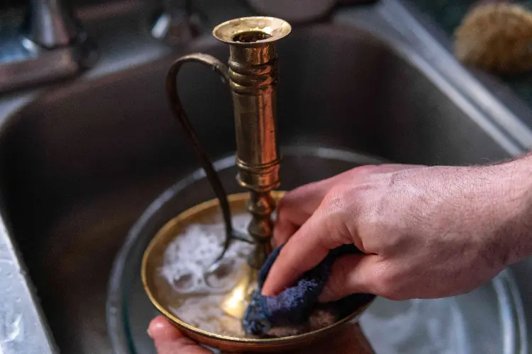 comment nettoyer du laiton doré eau chaude savonneuse