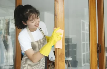 comment nettoyer l'encadrement des fenêtres dépoussiérer chiffon doux réparer fissures