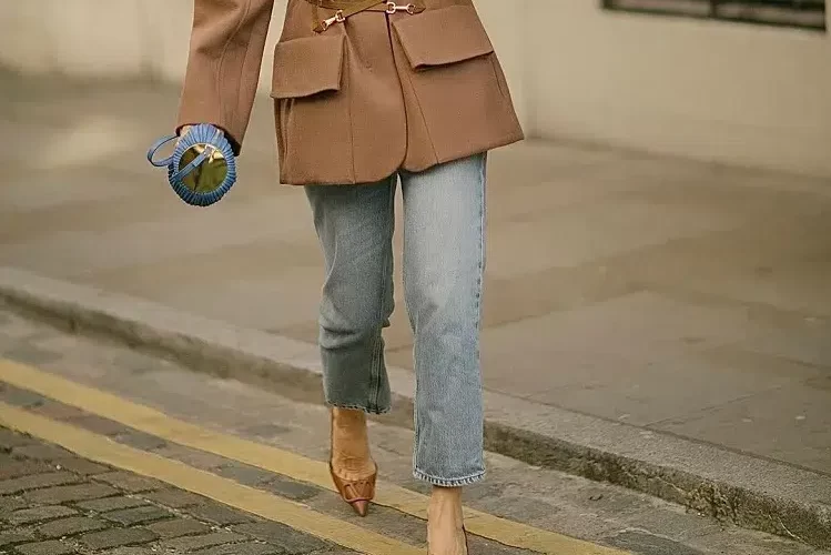comment porter des jeans slim à 50 ans ou 60 femme mode automne 2023