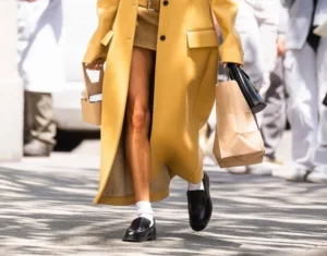 comment porter les mocassins femme cuir noir plateforme chunky automne hiver 2023 look hailey bieber