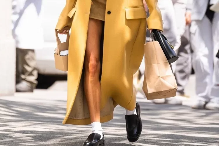comment porter les mocassins femme cuir noir plateforme chunky automne hiver 2023 look hailey bieber