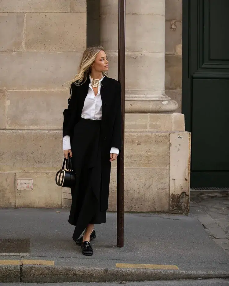 comment porter les mocassins femme noir au bureau cet automne hiver 2023 idée tenue tailleur jupe longue
