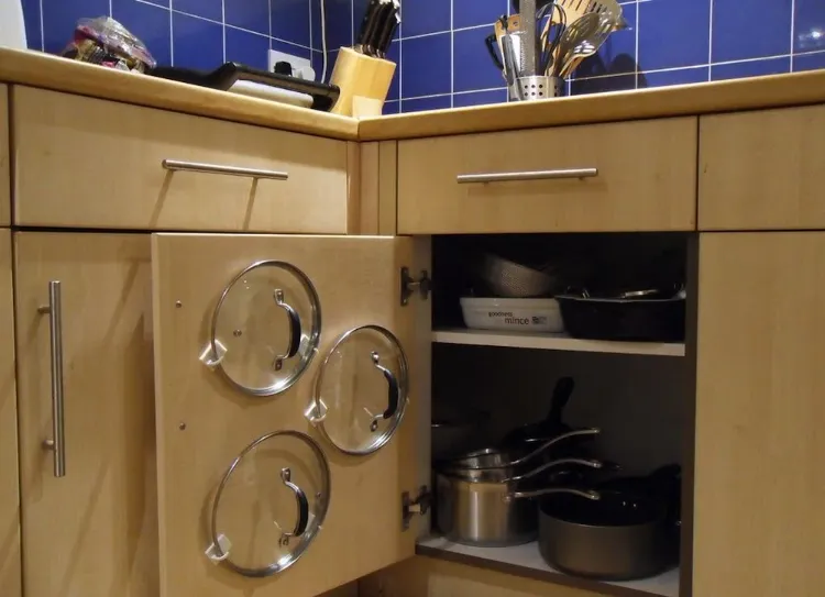 comment ranger les couvercles poeles casseroles cocottes sur la porte armoire