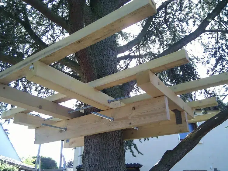 construire le plancher de la cabane dans les arbres 2023
