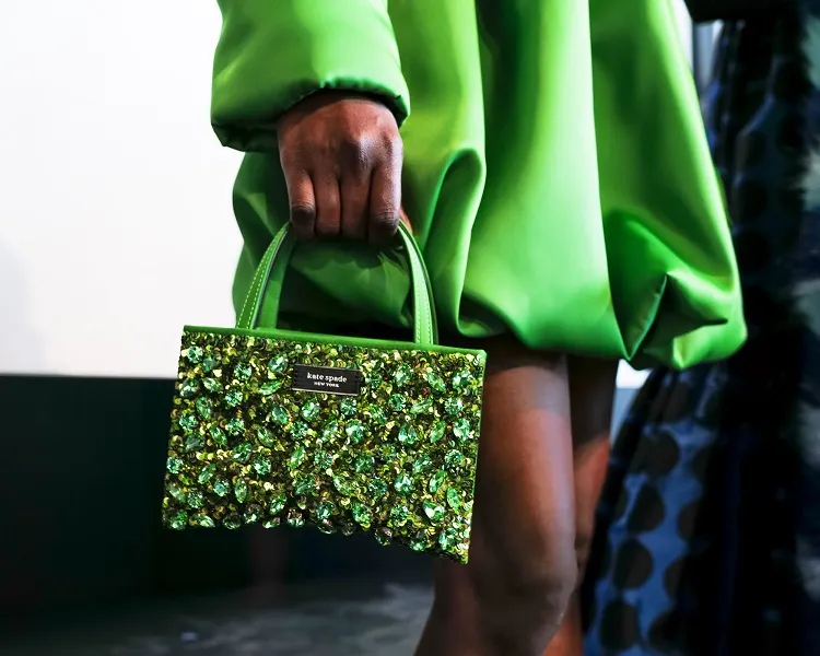 couleur pantone automne 2023 kate spade green new york fashion week sac pailettes