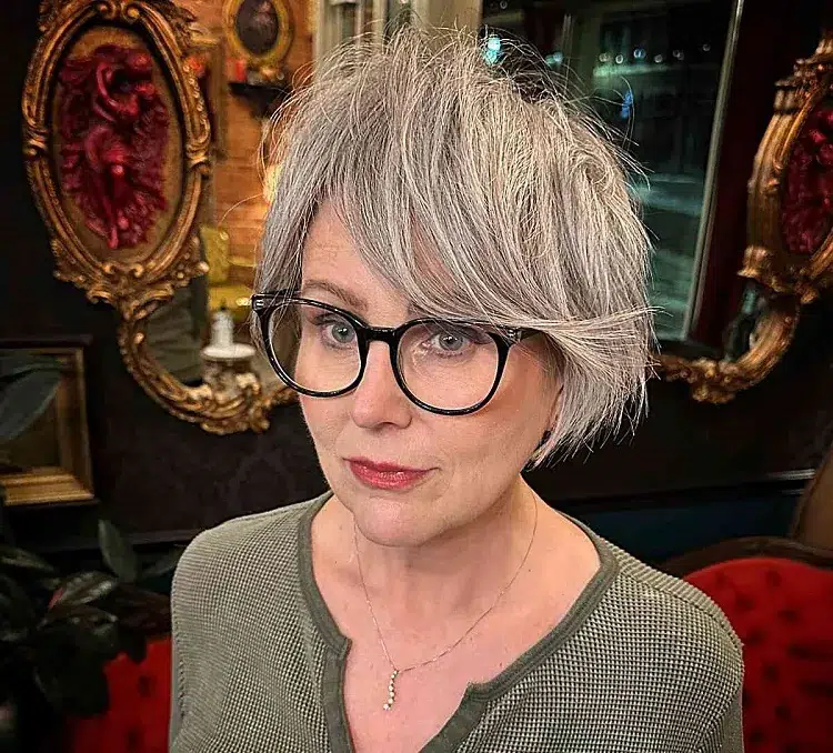 coupe de cheveux femme 60 ans avec lunettes 2023
