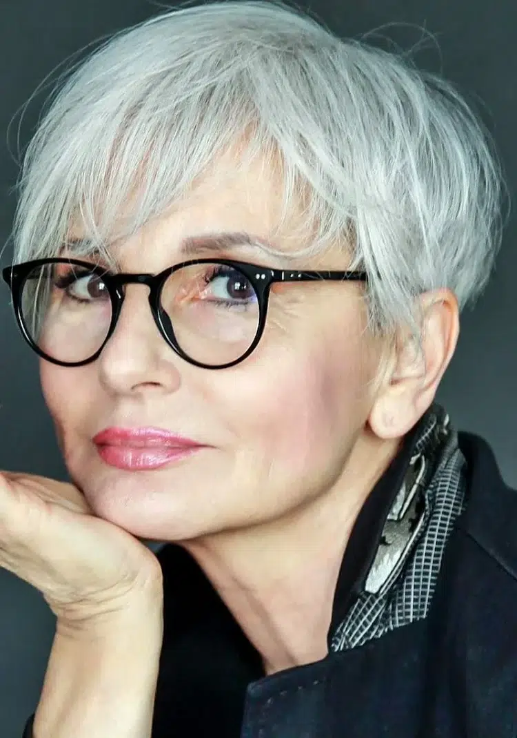 coupe de cheveux gris femme 60 ans avec lunettes