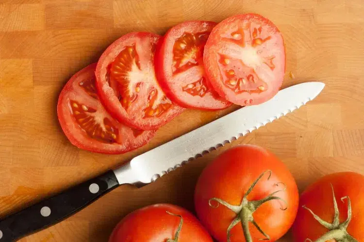 coupez les tomates pour ketchup 2023