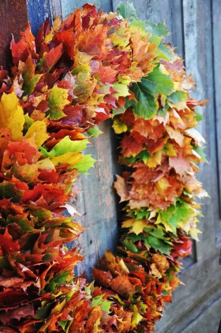 couronne de porte d'automne avec des feuilles mortes