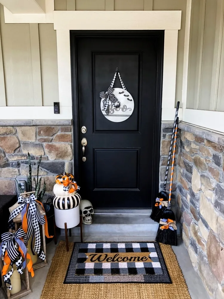 décoration halloween fait maison balais de sorcière peints decorer la porte d'entrée