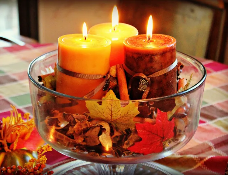 décoration avec des bougies en automne et feuilles mortes