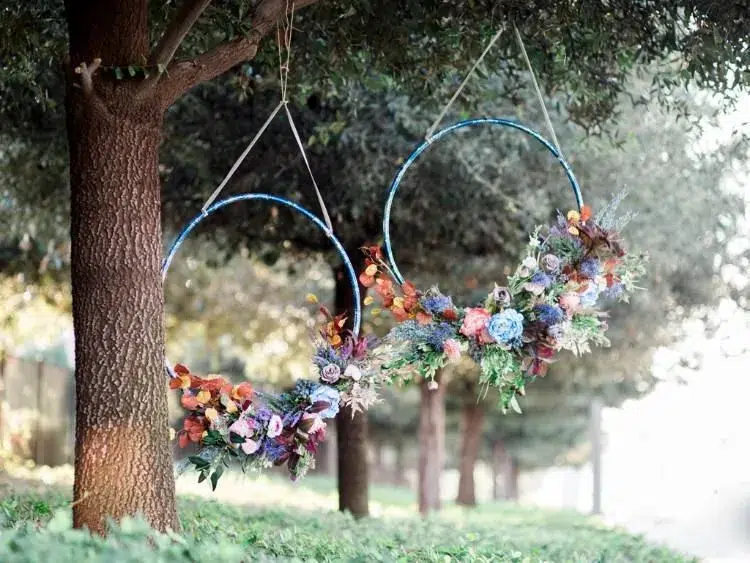 décoration d automne avec cerceau hula hoop fleurs fabriquer soi meme