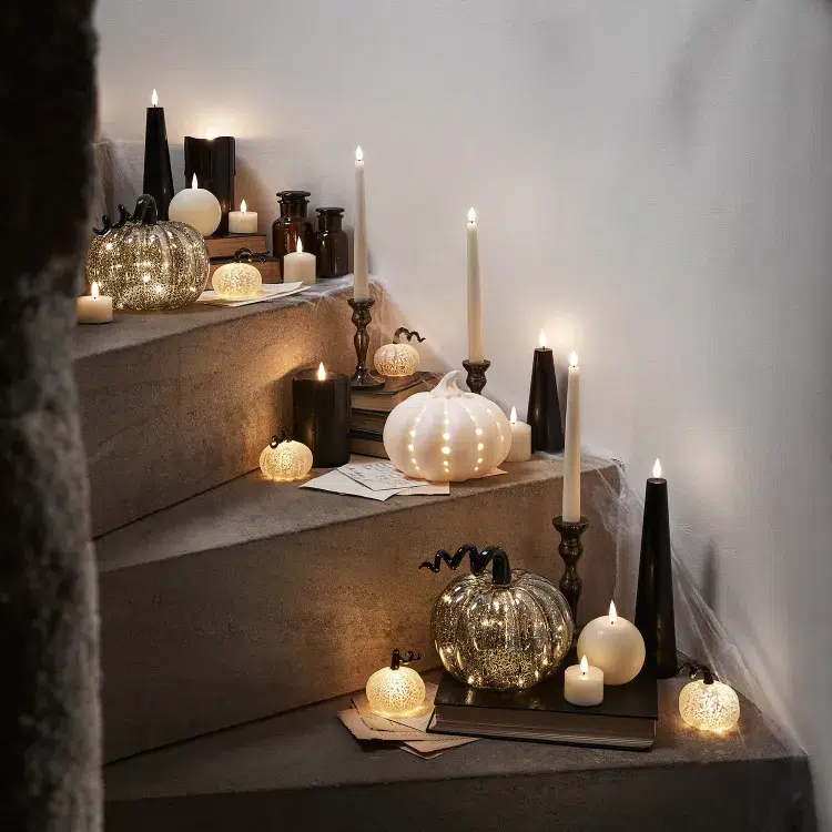 décorer les escaliers intérieures en automne avec des citrouilles blanches et des bougies