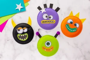 des monstres mignons à partir des assiettes carton