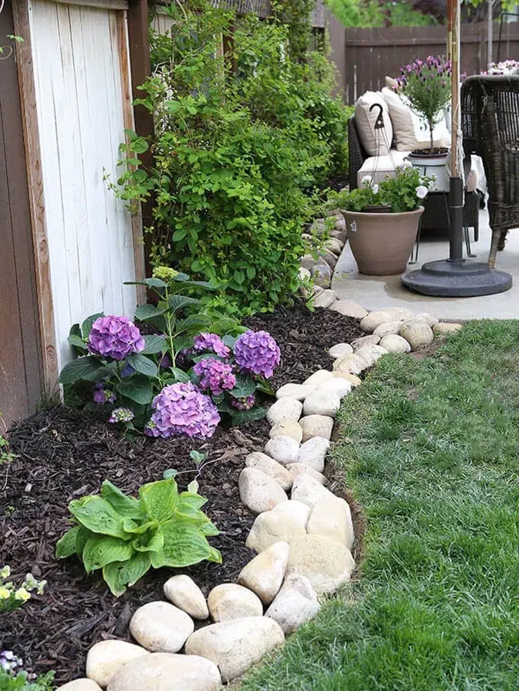 diy bordure de jardin en pierre a faire soi meme pour délimiter pelouse et fleurs
