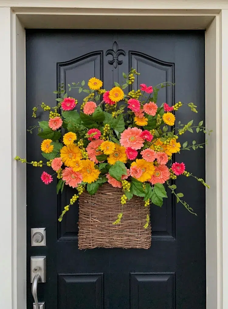 diy décoration extérieure avec des chrysanthèmes couronne de porte automnale fleurs fraîches panier rond