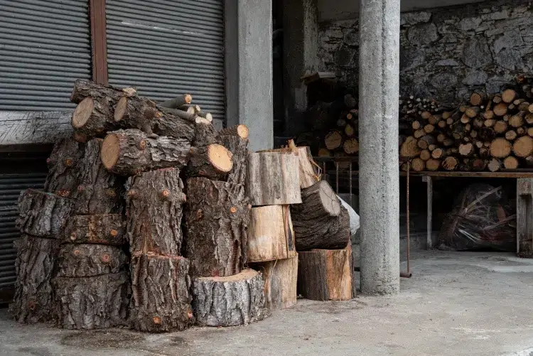faire sécher du bois de chauffage rapidement entasser bois procuré abri couper bûches