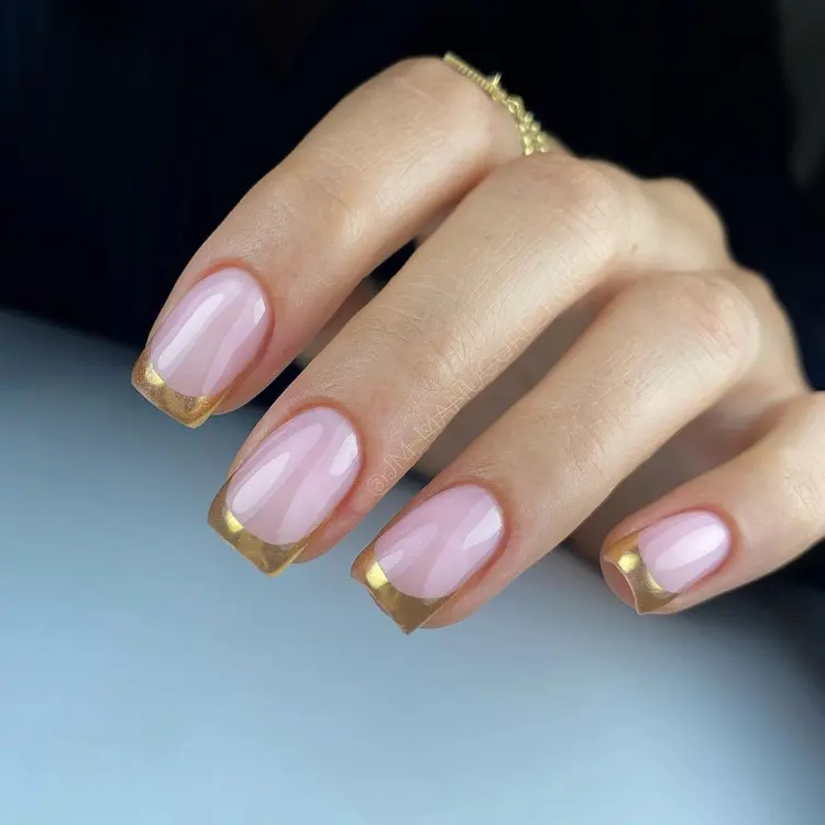 manicure francesa dourada moderna natal