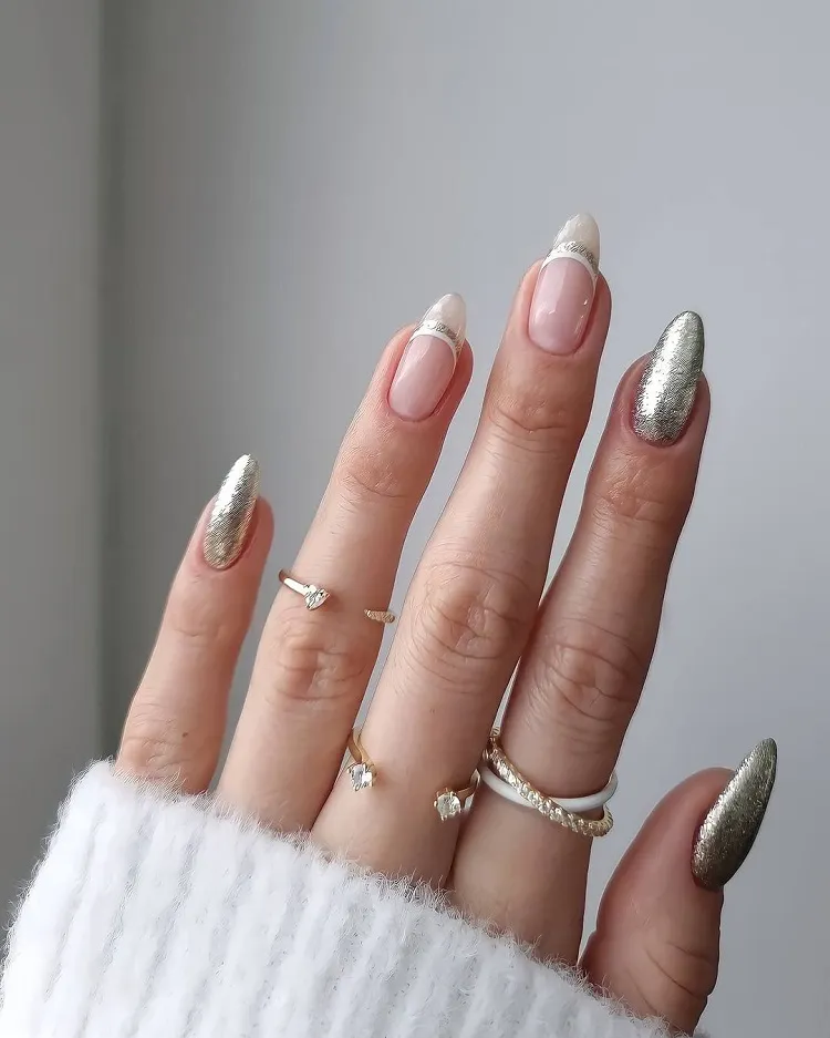 Manicure francesa em gel cinza e prata tendência de nail art inverno 2023