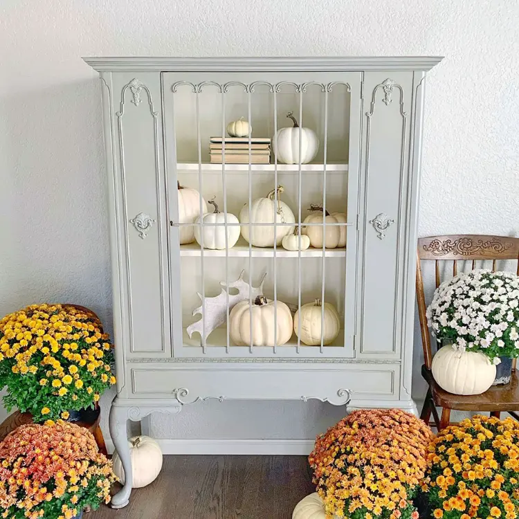idée décoration automne pour vitrine sur pieds citrouilles blanches chrysantèmes
