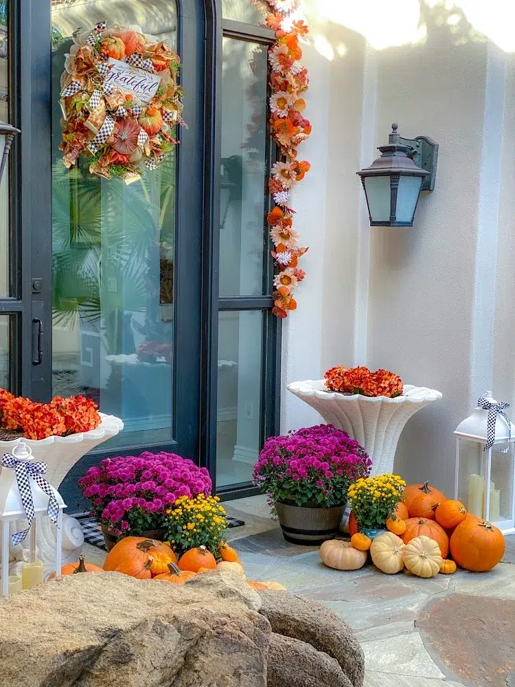 idée décoration d'éxtérieur avec des chrysanthèmes automne escalier porte entrée veranda