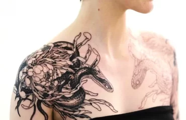 idée tatouage chrysanthème et serpent épaule femme signification delicz.ttt