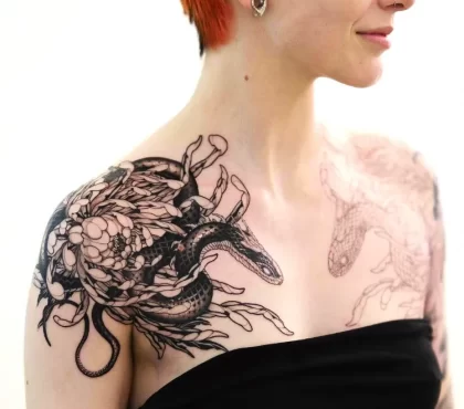 idée tatouage chrysanthème et serpent épaule femme signification delicz.ttt