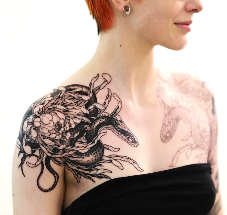 idée tatouage chrysanthème et serpent épaule femme signification