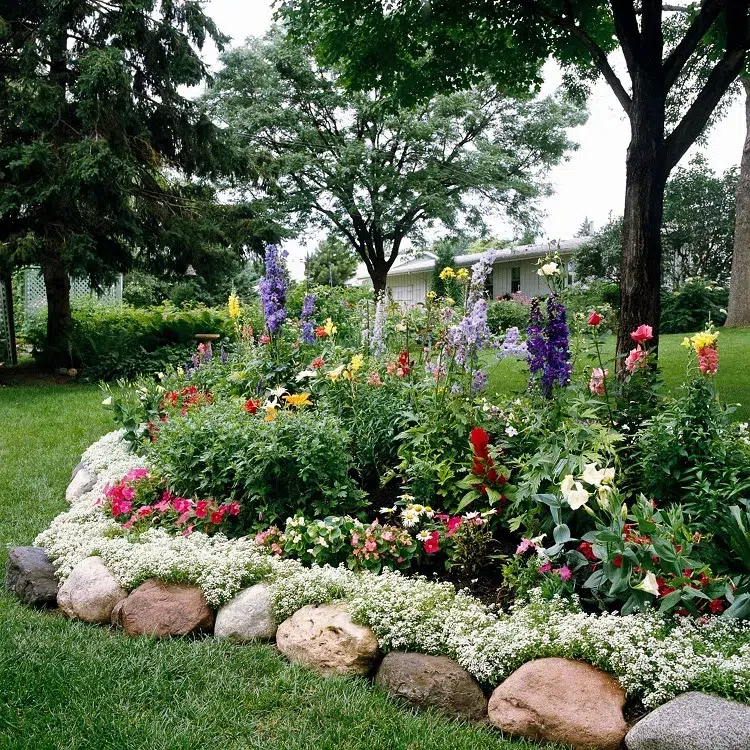 idées bordure de jardin en pierre naturelle restructurées recup délimiter allées fleurs